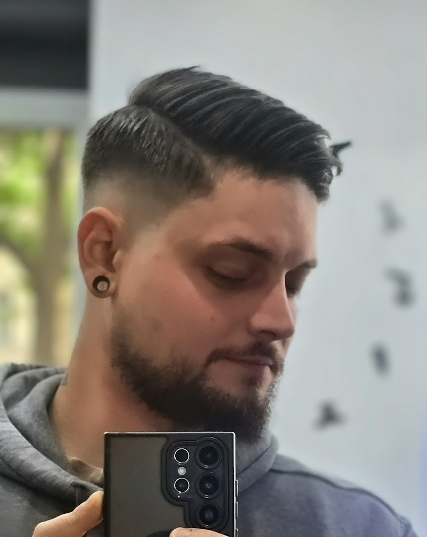Quiff & sauberer Bart